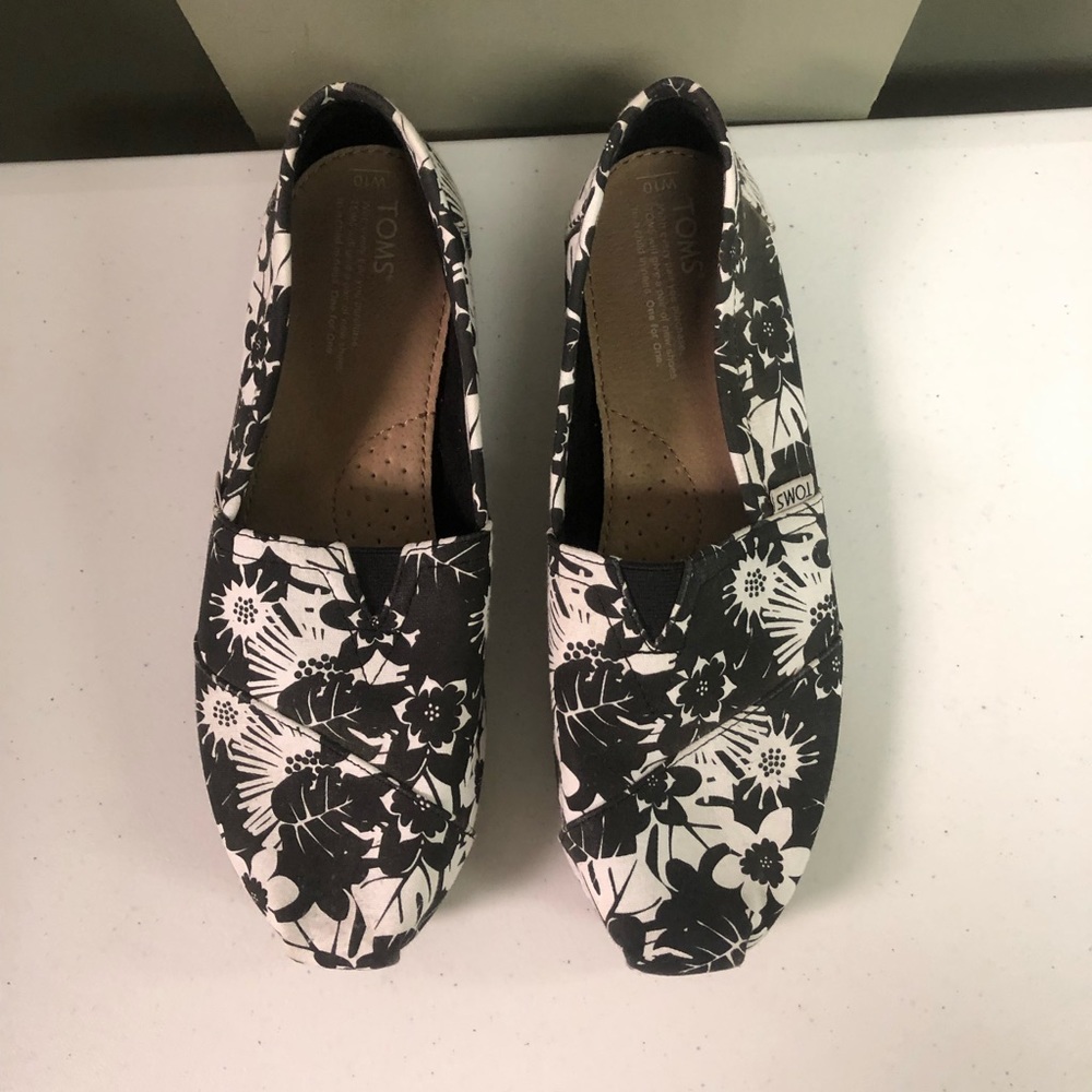 Black and white floral size 10 Toms